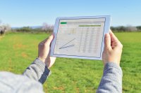 AdobeStock_103445475_tablet_field.jpeg