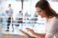 AdobeStock_82851042_woman_tablet.jpeg