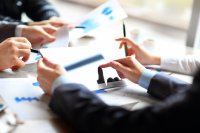 Dollarphotoclub_63211628_hands_tablet.jpg