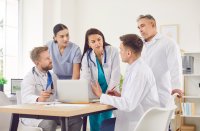 as964491112-doctors-with-laptop.jpeg