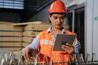 env-nf-employee-is-working-at-beverage-factory-2025-01-06-17-54-54-utc.jpg