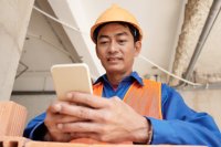 env-nf-engineer-texting-family-2025-01-29-08-48-44-utc.jpg