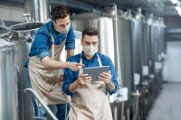 env-nf-two-men-working-in-a-modern-brewery-2026-01-08-23-23-12-utc.jpg
